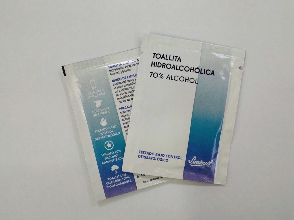 Toallita hidroalcoholica. Toallita de gel hidroalcoholico. Toallita 70% alcohol.